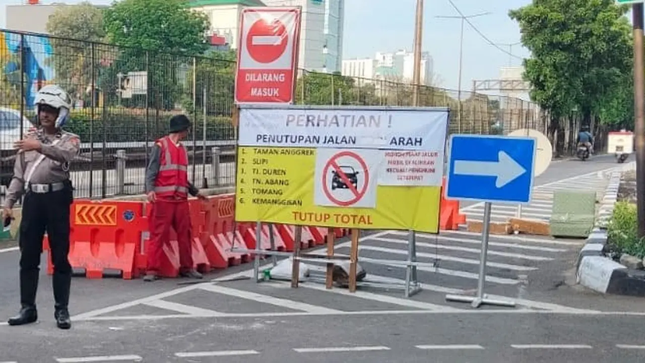Ada Galian di Jakbar, Hanya Motor yang Bisa Melintas Arah Kemanggisan