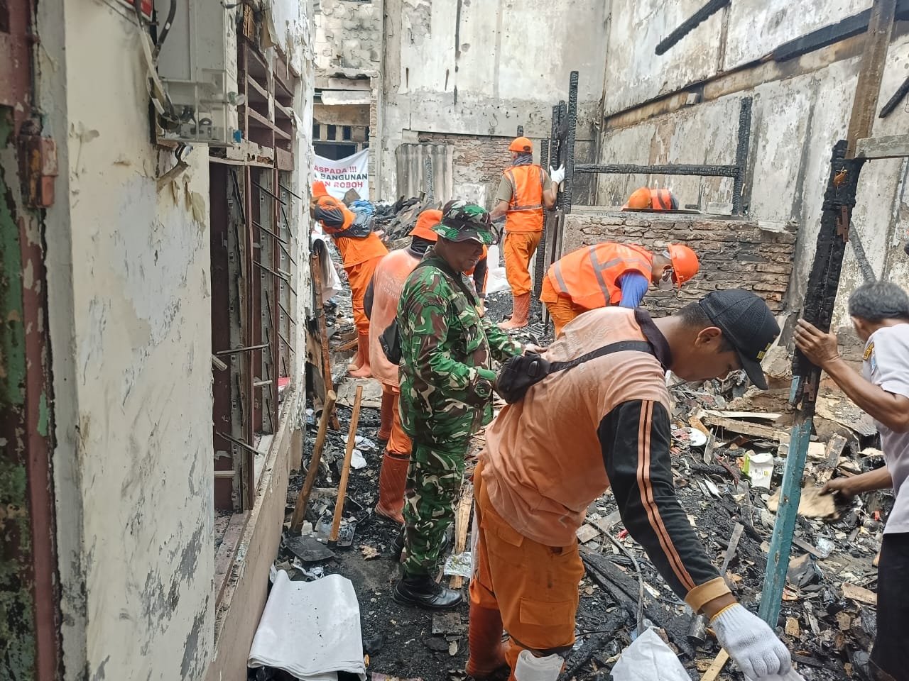 Petugas Gabungan Bersihkan Reruntuhan Pascakebakaran di RW 07 Angke