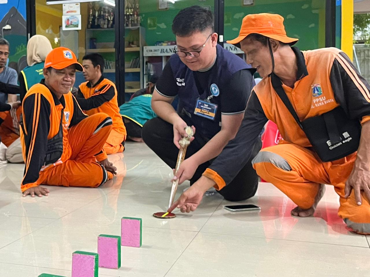 Petugas PPSU Rawa Buaya Dapat Apresiasi Jaga Kebersihan Lingkungan