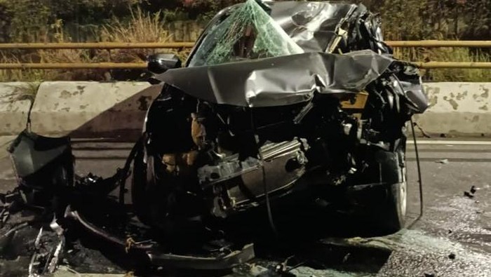 Mobil Ringsek Usai Tabrak Pembatas Jalan di Jakbar, Korban Dibawa ke RS
