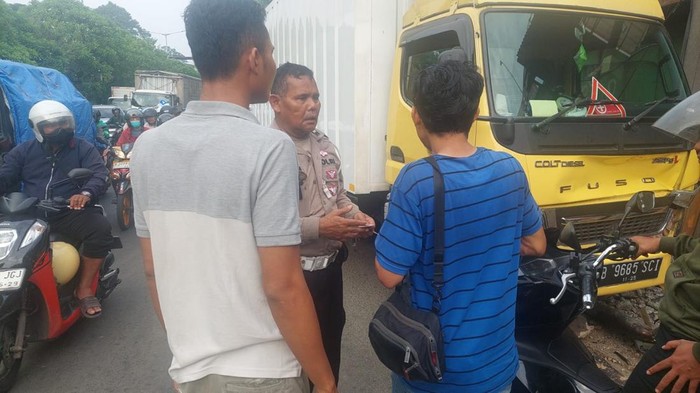 Truk Tabrak 2 Orang di Pinggir Jalan Kalideres Jakbar, 1 Tewas